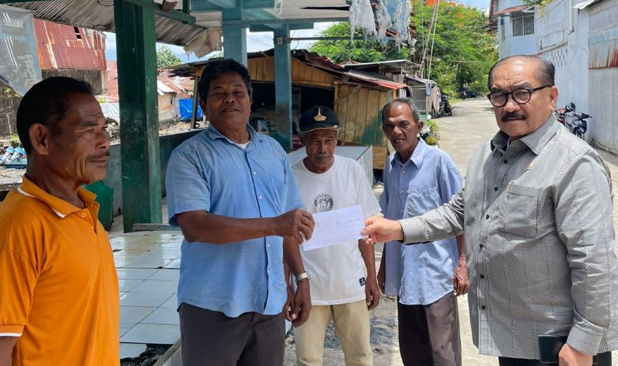 Shadiq Pasadigoe Bantu Perbaiki Lapak Nelayan dan Pedagang Ikan Muara Padang